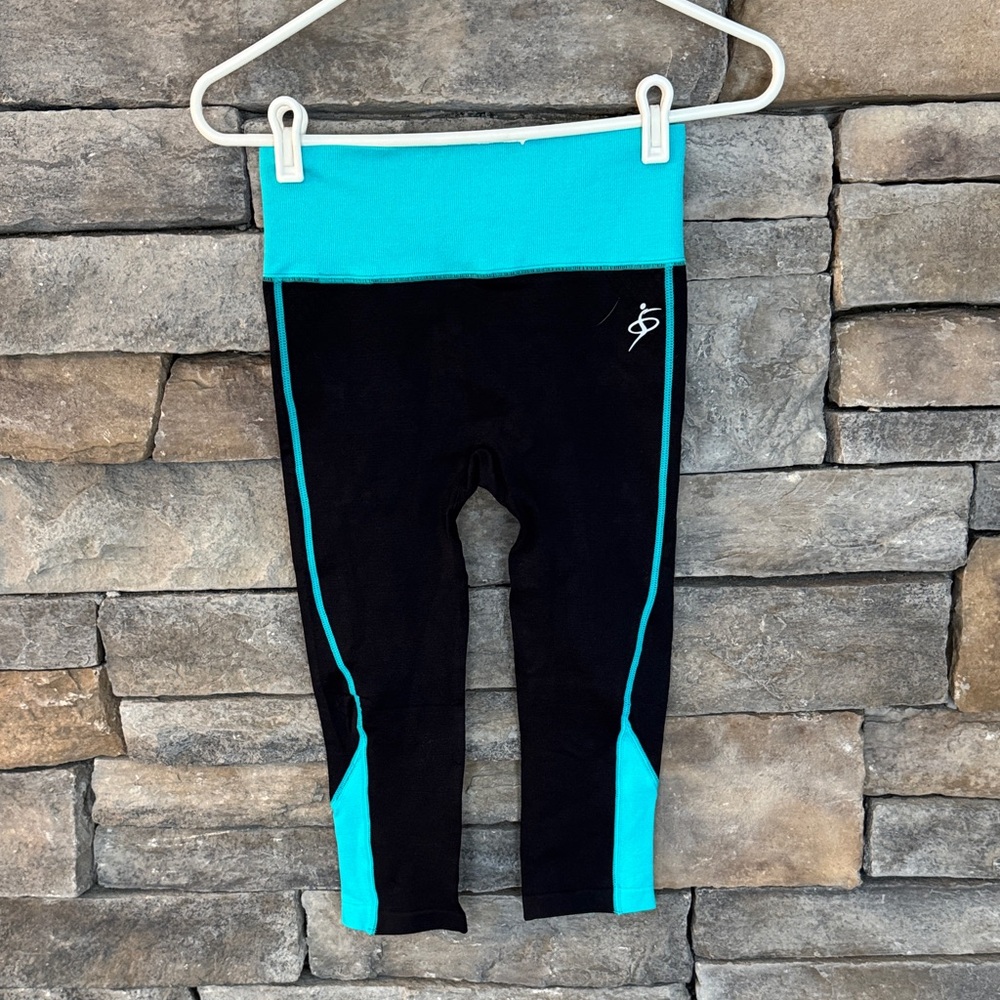 AMAZING SPORTS - Teal and Black Capri Leggings